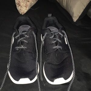 Black Nike Roshes